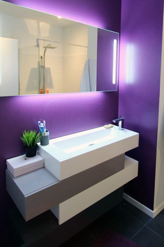 Неоновая ванная фиолетового цвета