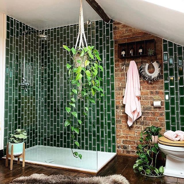 зеленая ванная в 2-комнатной квартире