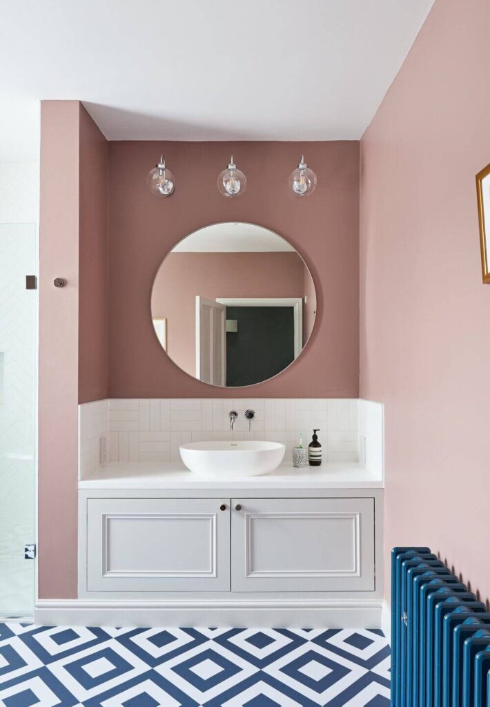 Интересная ванная розового цвета