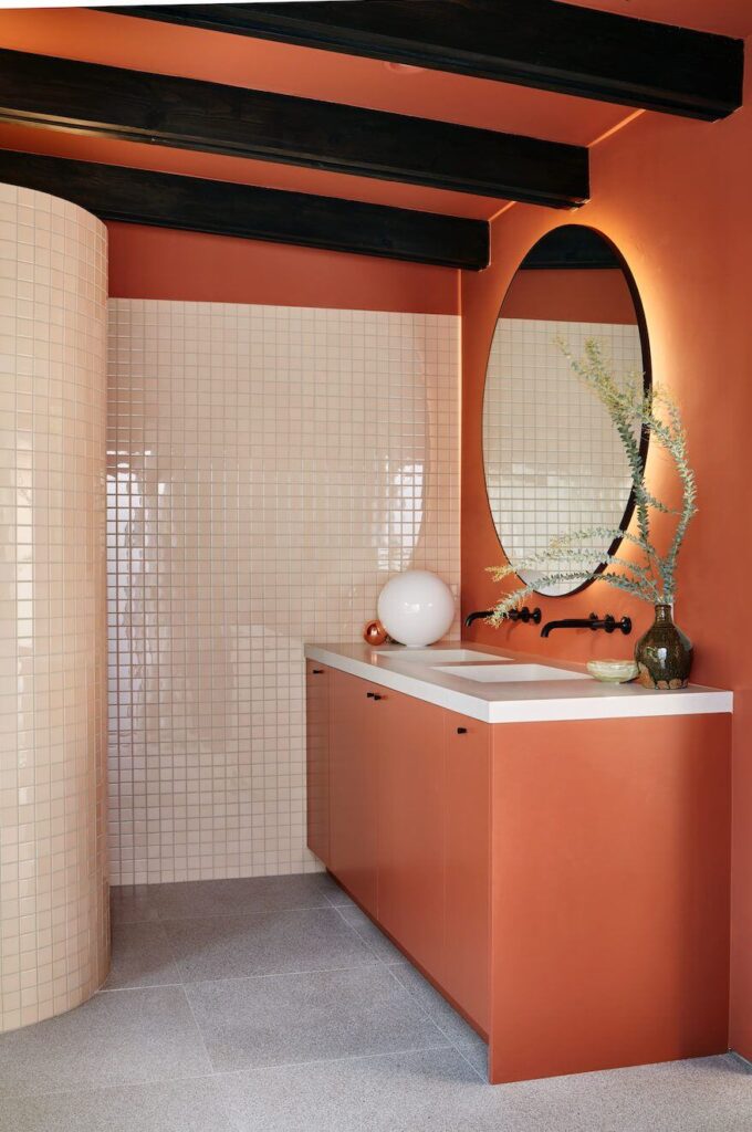 Оранжевая ванная с зеркалом