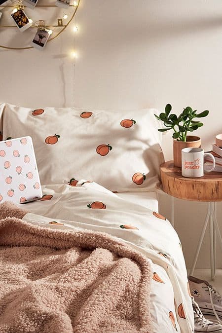 классическая персиковая спальня