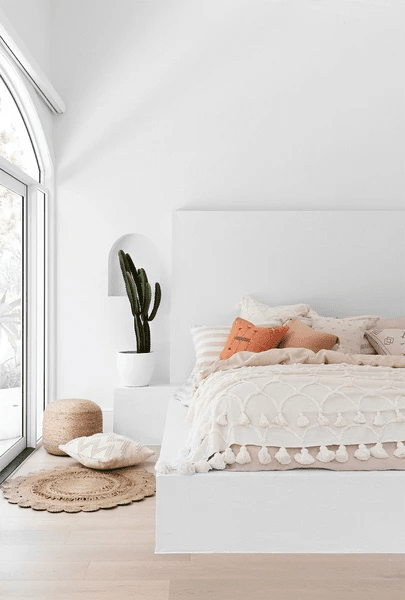 белая спальня в однокомнатной квартире