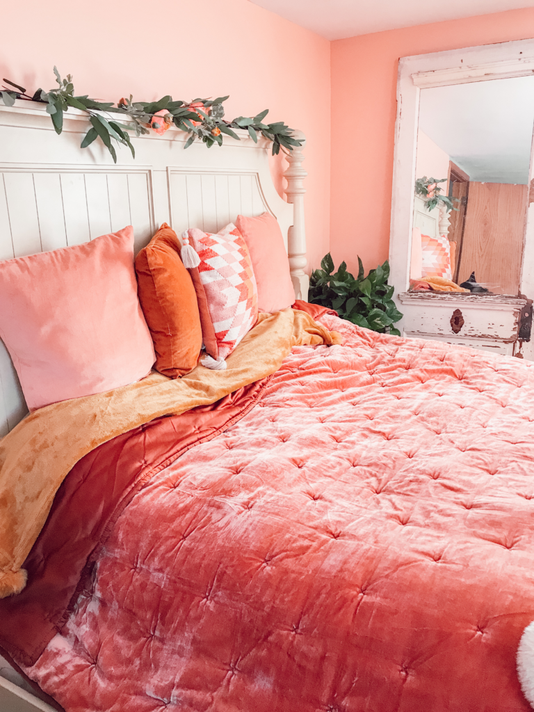 как смотрится персиковая спальня