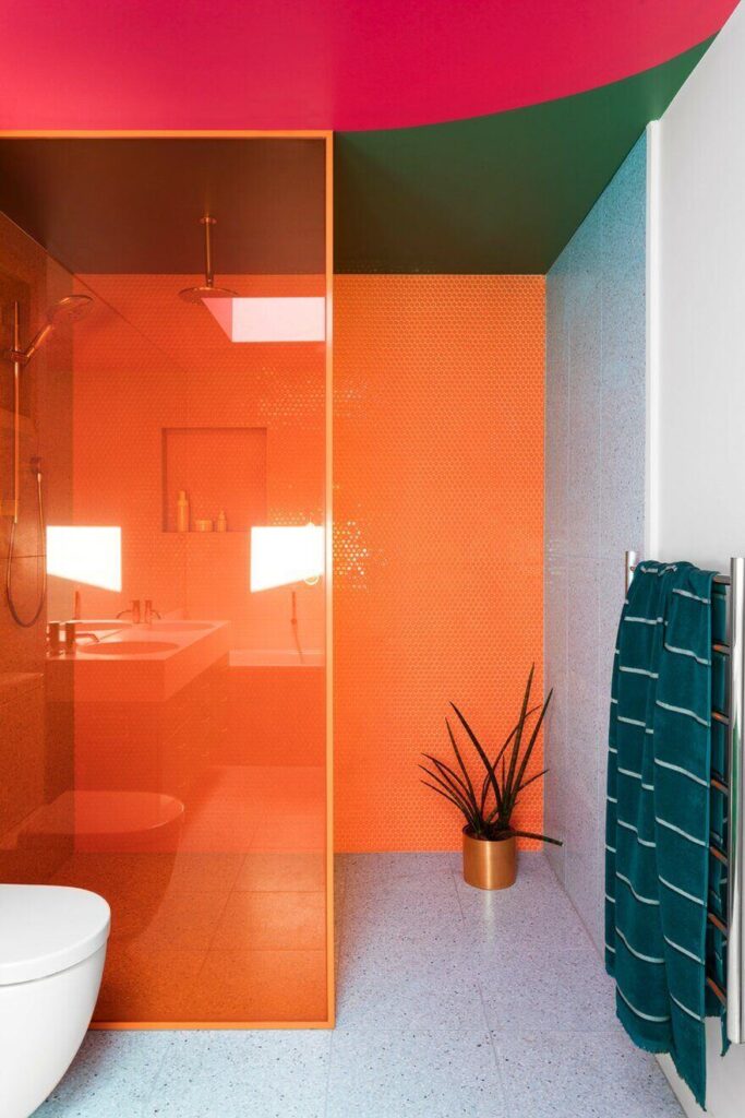 Оранжевая ванная в стиле модерн
