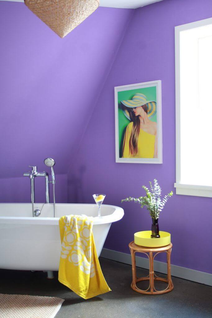 Контрастная ванная фиолетового цвета