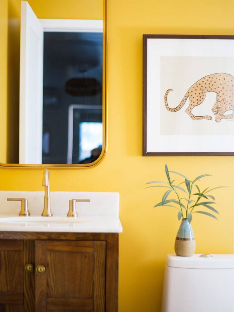 Дизайнерская ванная желтого цвета