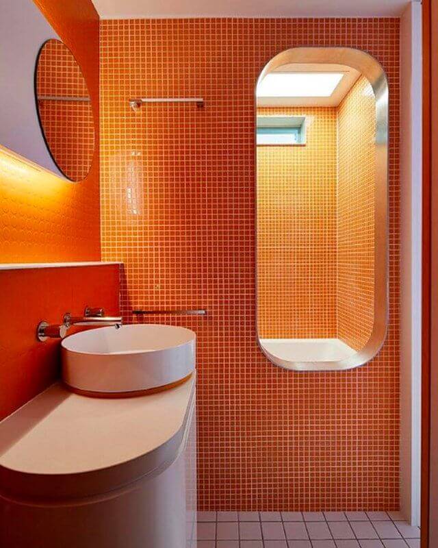 Оранжевая ванная с подсветкой