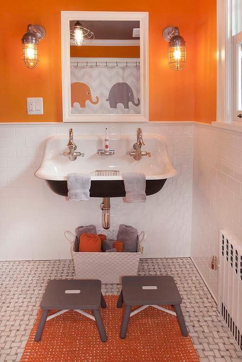 Интересная ванная оранжевого цвета