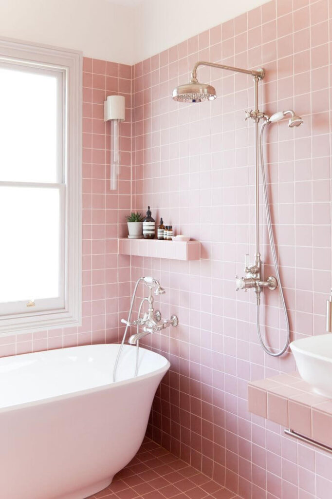 Дизайнерская ванная розового цвета