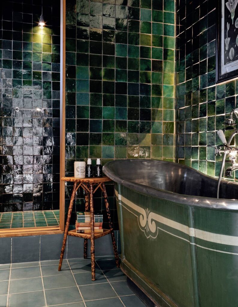 изысканная зеленая ванная