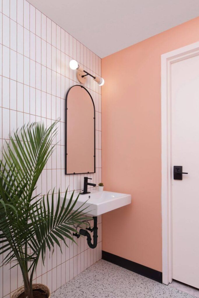 Необычный интерьер розовой ванной