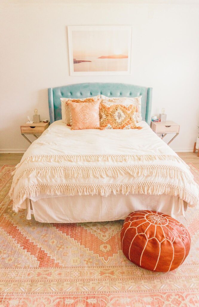 персиковая спальня в однокомнатной квартире