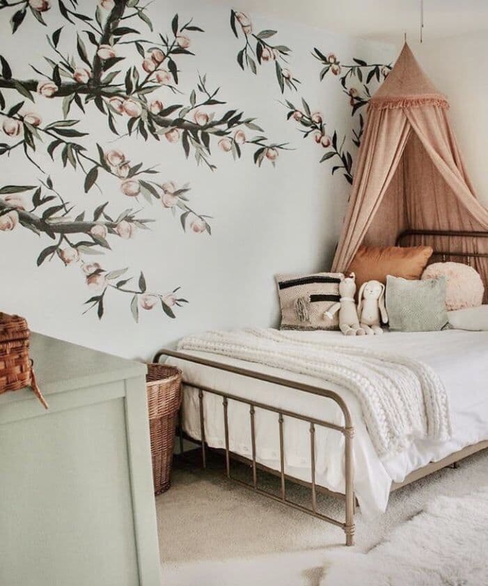 необычная персиковая спальня