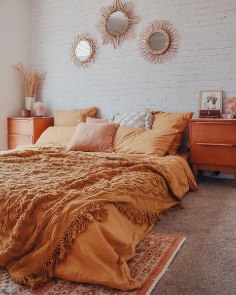 чистая оранжевая спальня