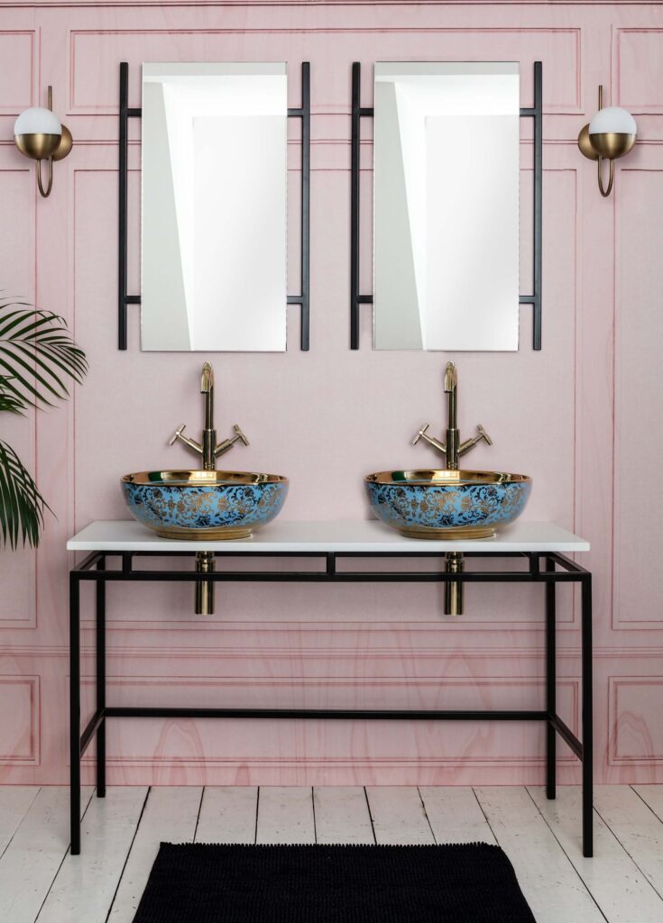 Глянцевая ванная розового цвета
