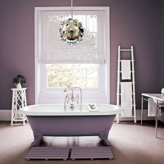 Декорированная фиолетовая ванная