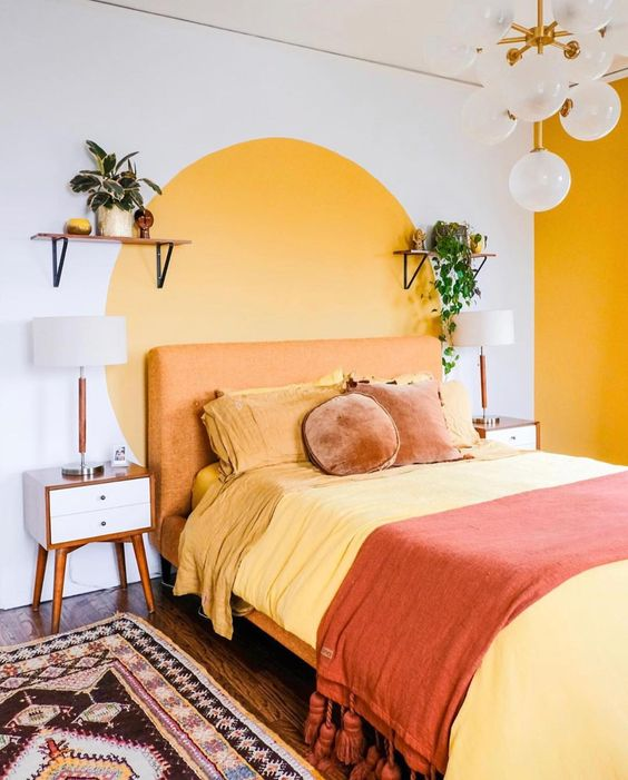 желтая спальня в двухкомнатной квартире