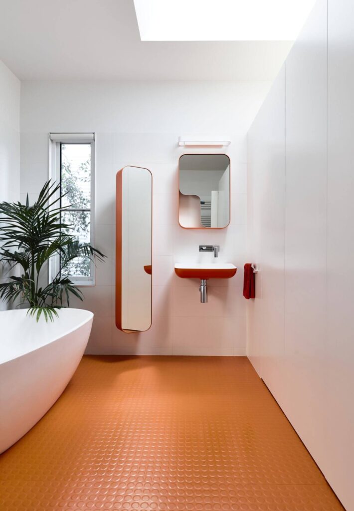 Оранжевая ванная в стиле минимализм