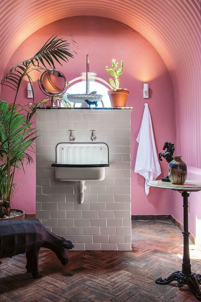 Розовая ванная в винтажном стиле