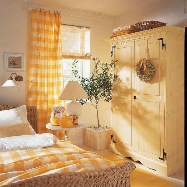 изящная желтая спальня