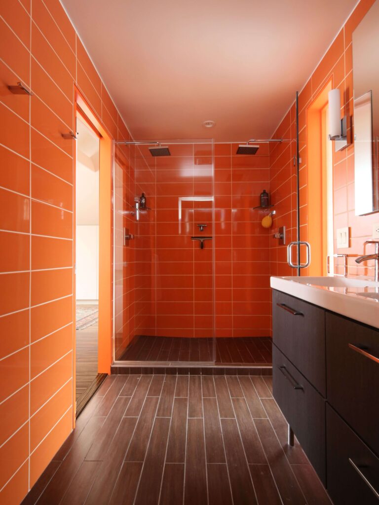 Римская ванная оранжевого цвета