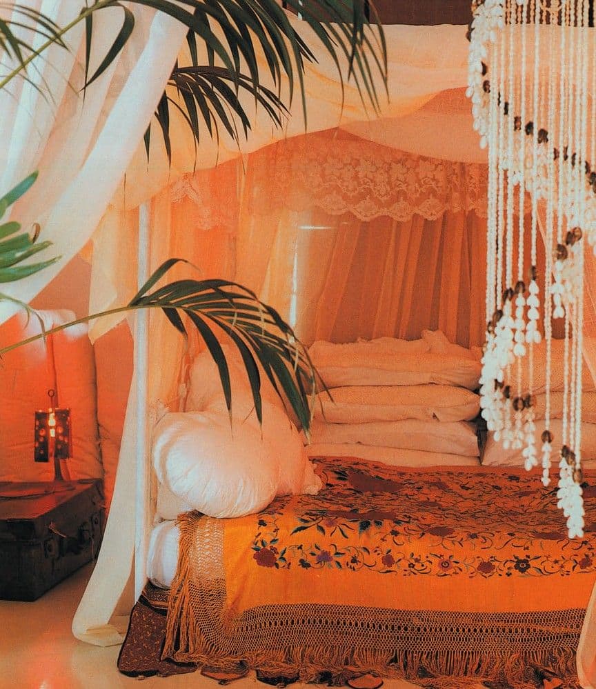 оранжевая спальня в однокомнатной квартире