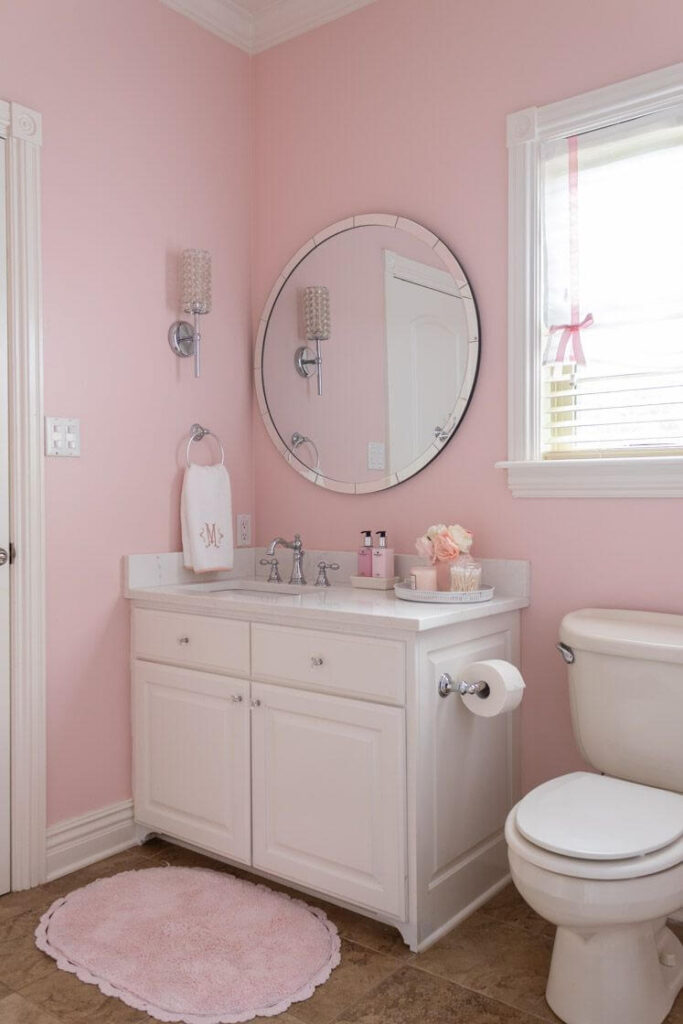 Интерьер маленькой розовой ванной