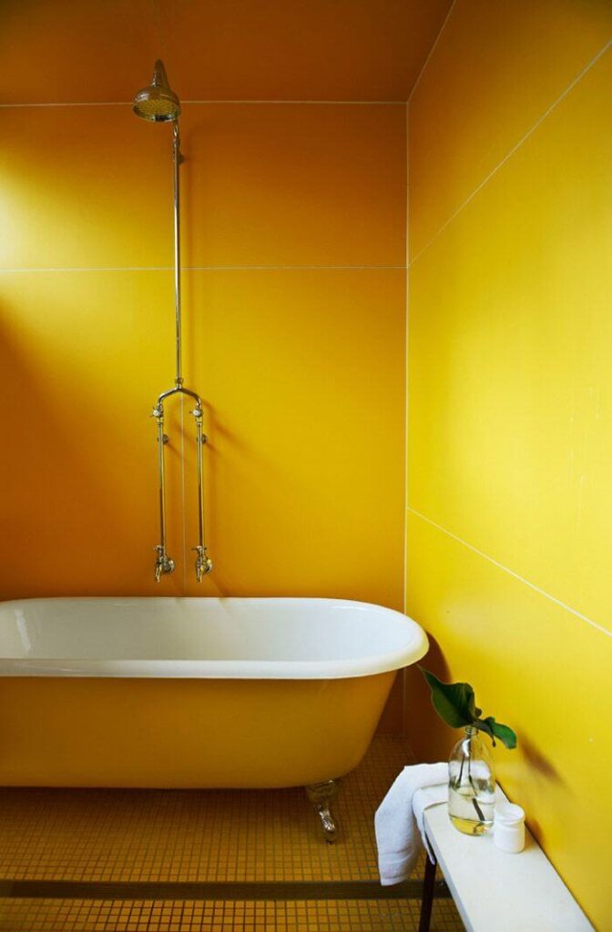 Желтая ванная в стиле минимализм
