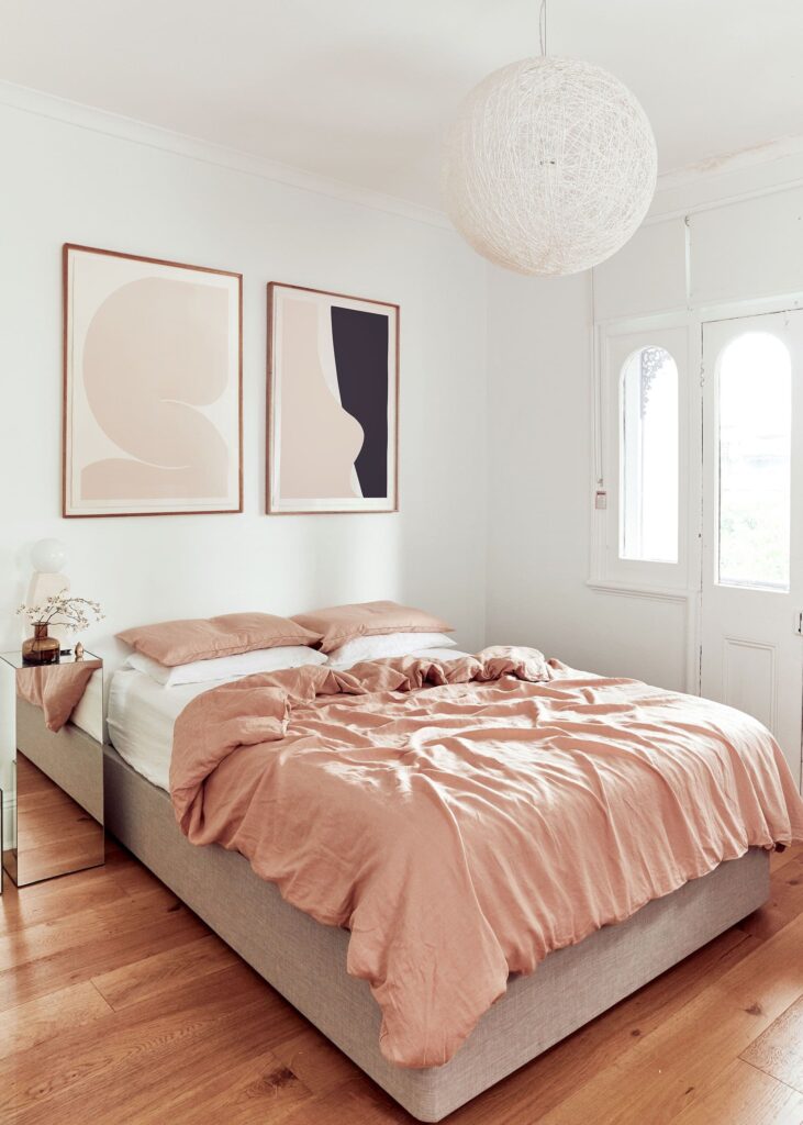 уникальный дизайн спальни в персиковых тонах
