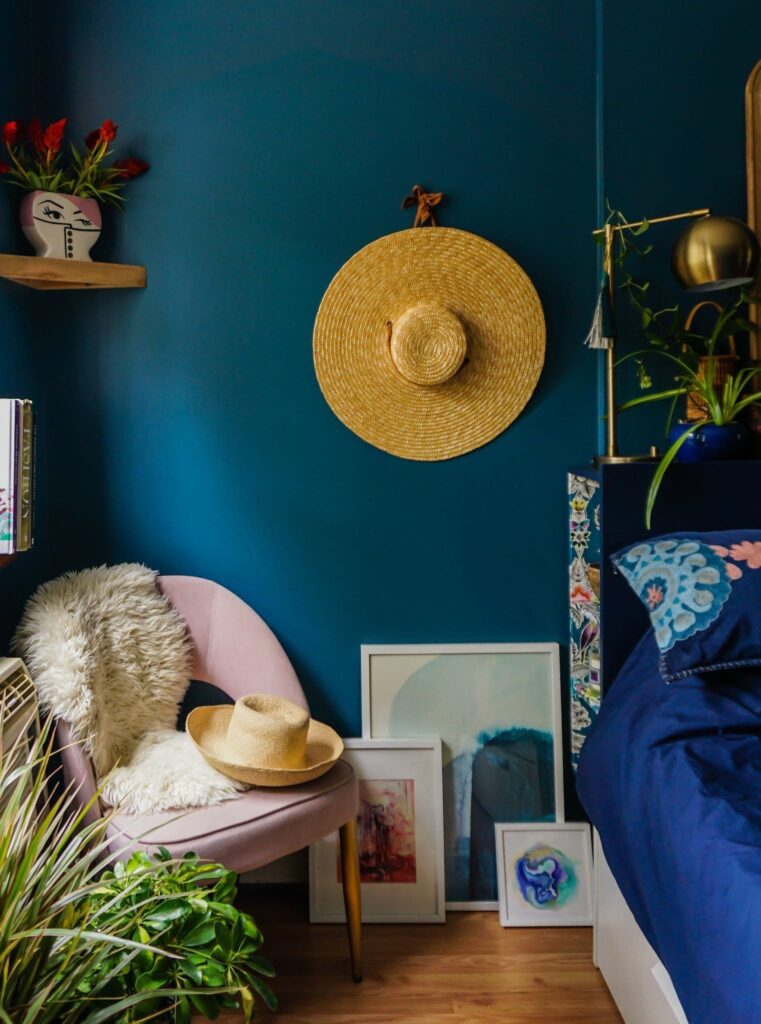 изящная голубая спальня