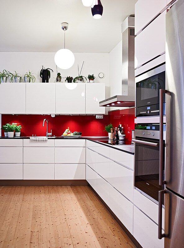 Светлая кухня красно-белого цвета
