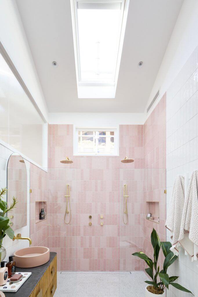 Красивая ванная розового цвета