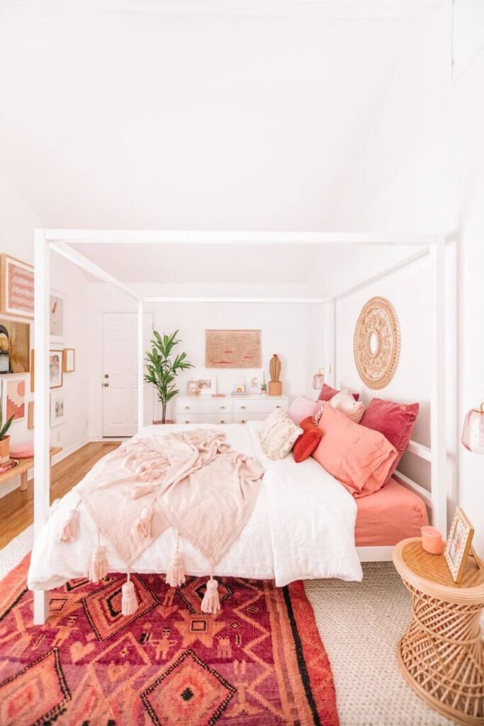 Большая розовая спальня