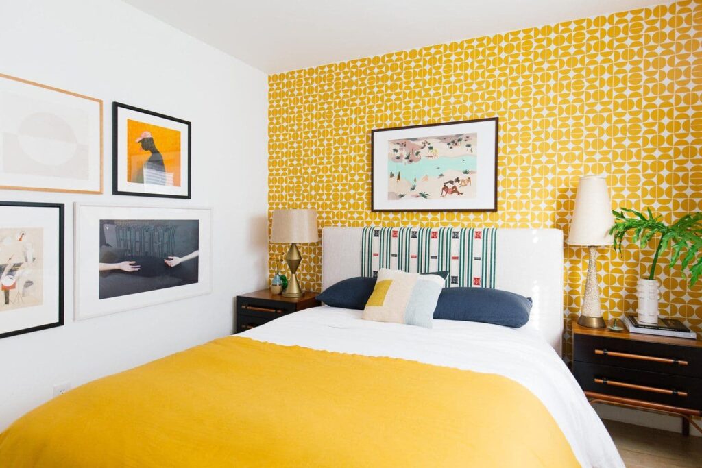 благородная желтая спальня
