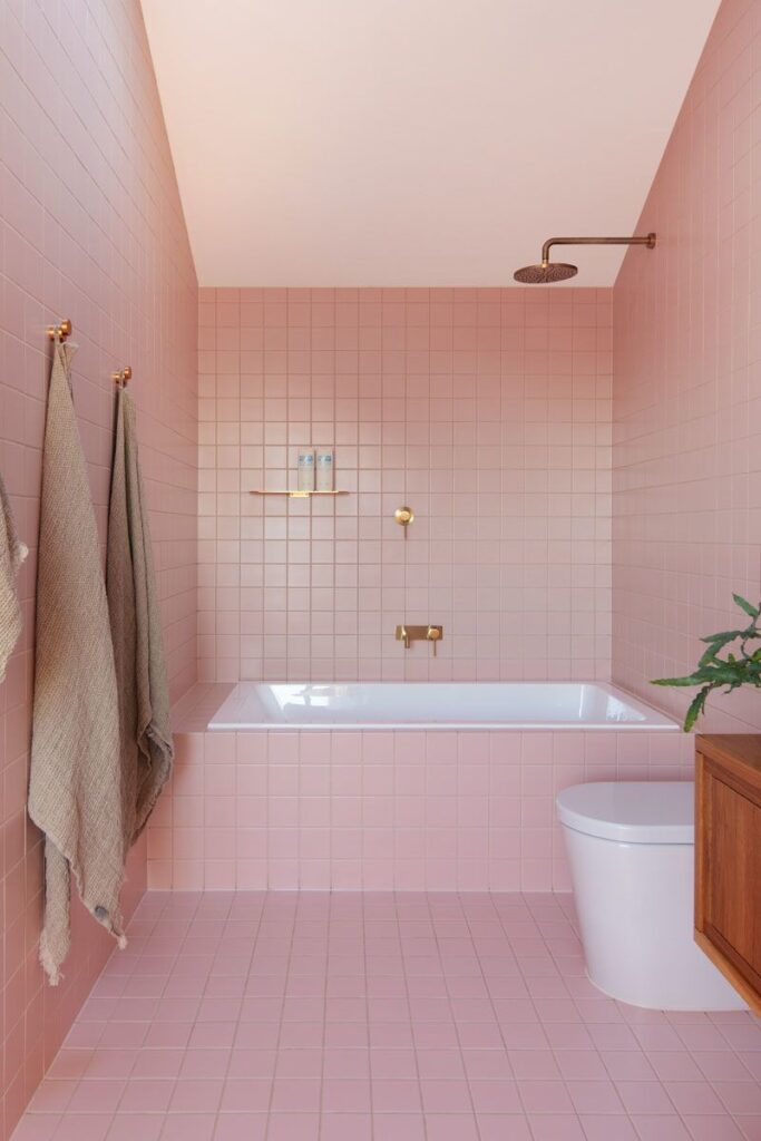 Просторная ванная розового цвета