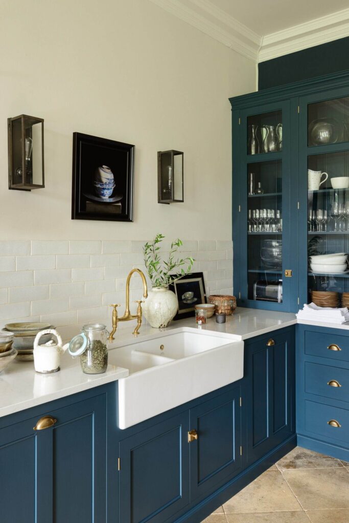 Архитектура сине-белой кухни