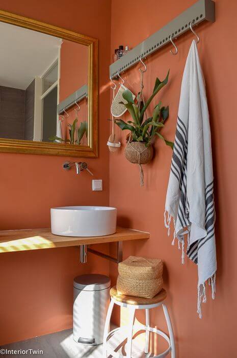 Уютная ванная оранжевого цвета