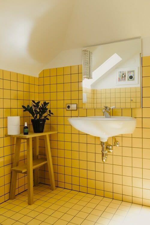Желтая ванная в доме