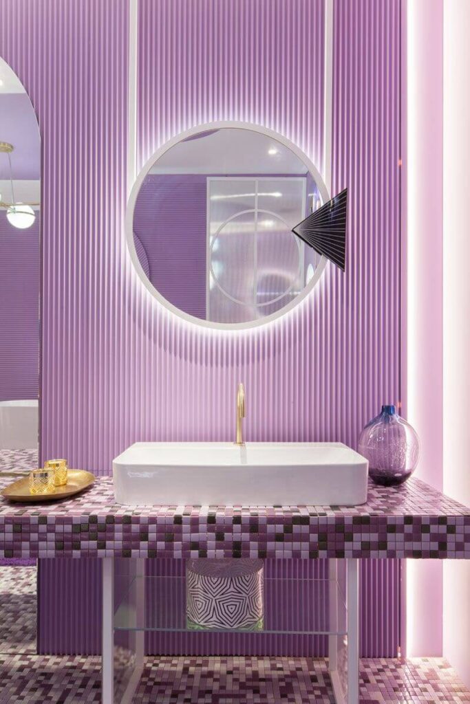Фиолетовая ванная с подсветкой