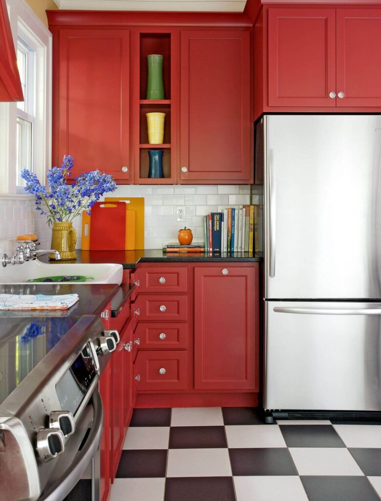 Маленькая кухня красно-белого цвета