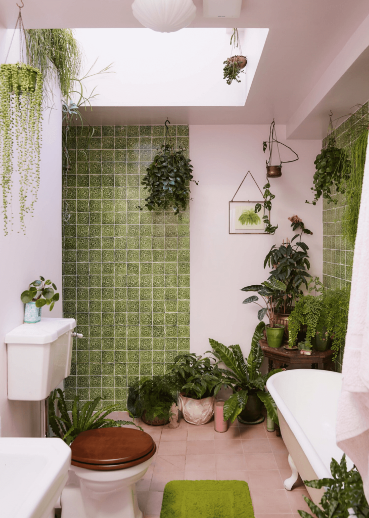 Розовая ванная с растениями