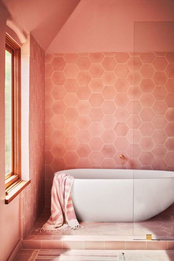 Розовая ванная в доме