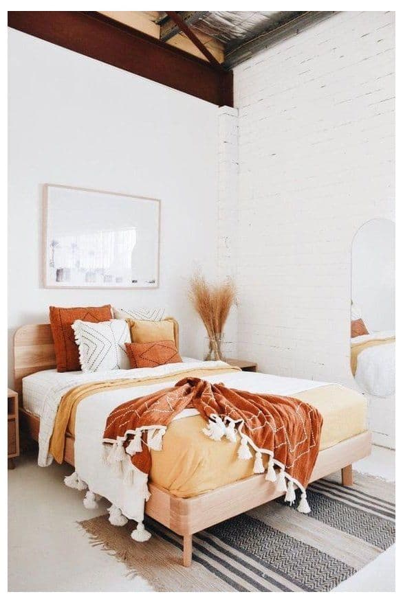 элегантная оранжевая спальня