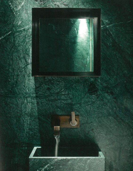 Однотонная ванная комната изумрудного цвета