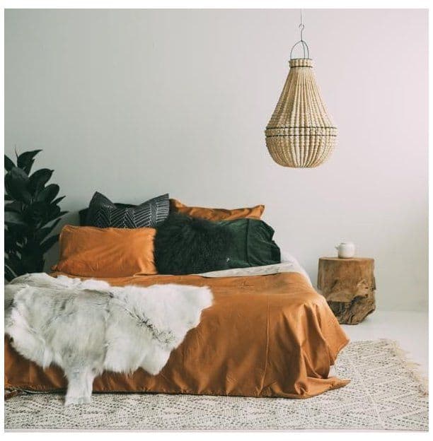 как выглядит оранжевая спальня