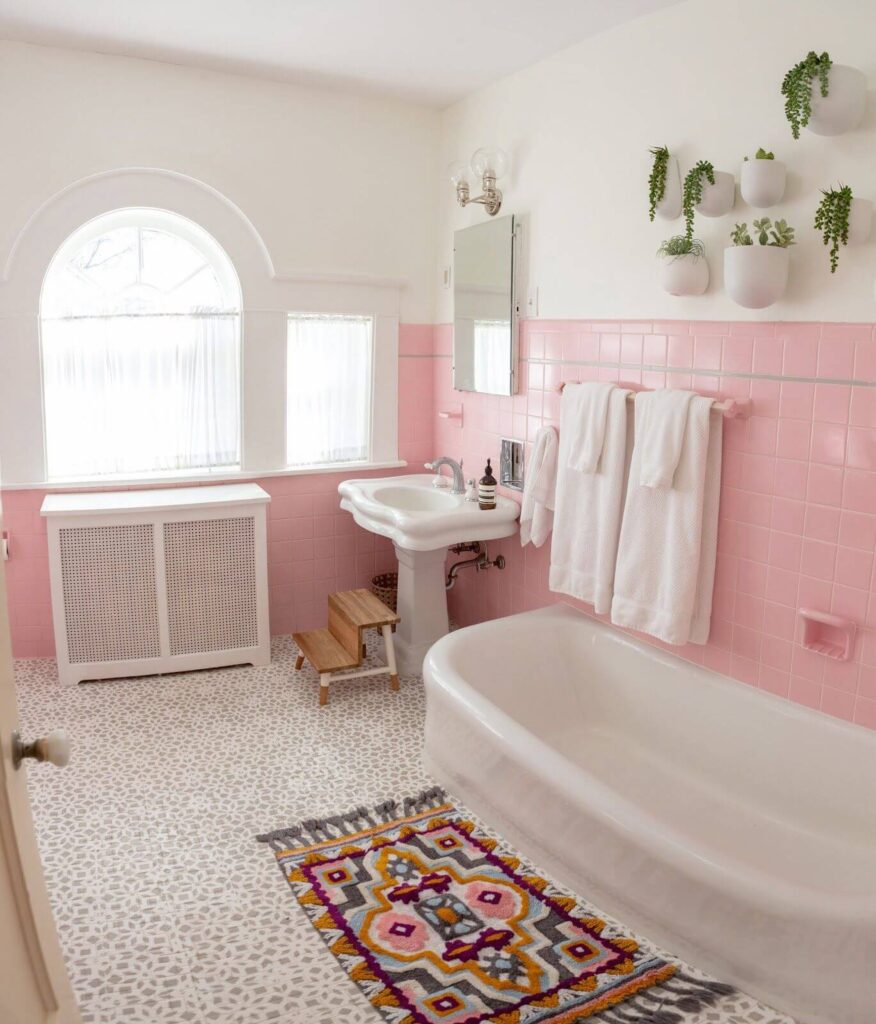 Розовая ванная с окнами