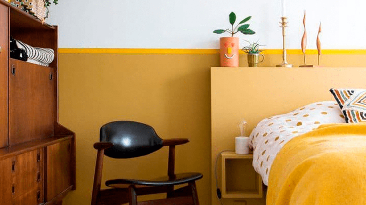 яркая спальня в желтом цвете