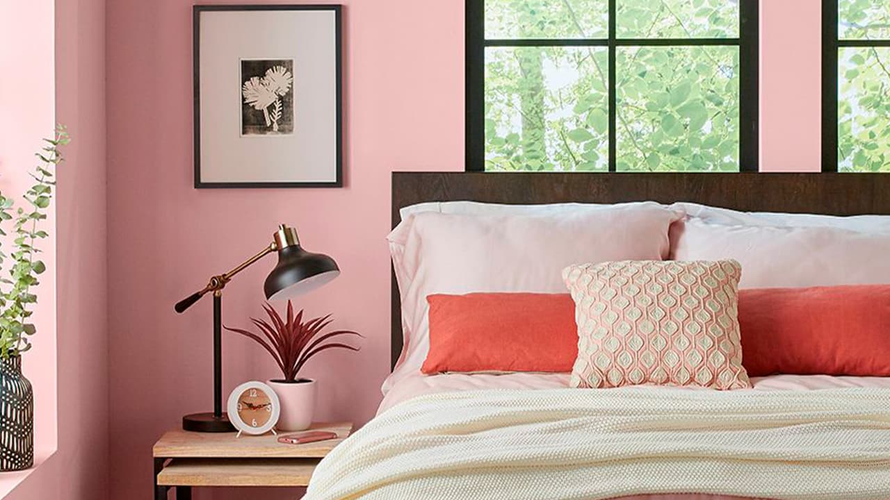 интерьер спальной в розовых цветах