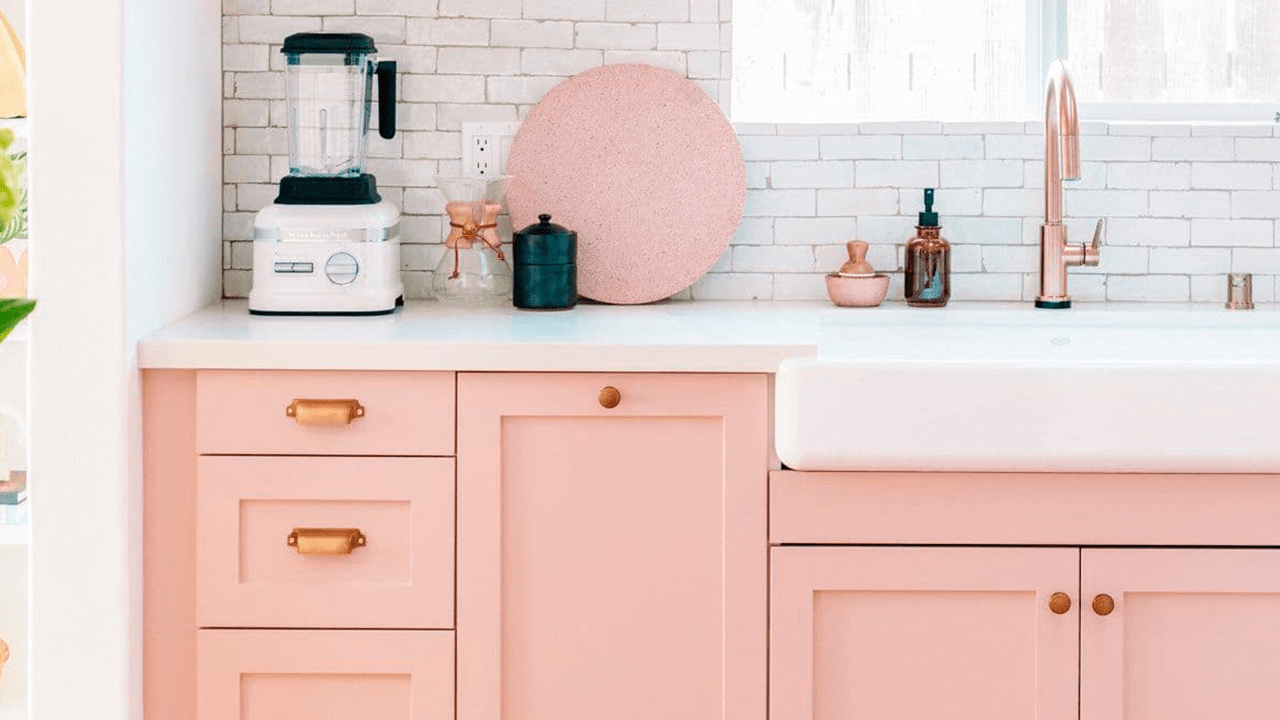 светло-розовая кухня