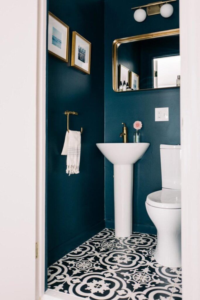 Маленькая ванная комната изумрудного цвета